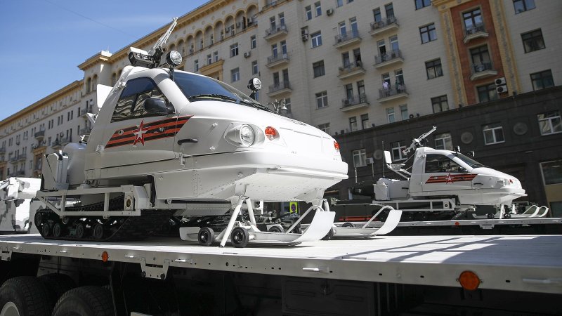 Russia’s Tiny Machine Gun-Toting Snowmobile Keeps Occupants Warm Even When It’s 50 Below