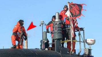 Check Out This Sailor Holding A Laser Rifle Aboard The Nuclear Submarine USS Minnesota