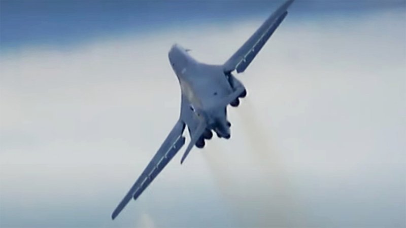 Watch This B-1B Make A Crazy Steep Banking Climb After A Touch And Go At RAF Fairford