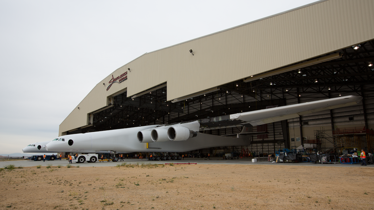 message-editor%2F1496259002355-stratolaunch-leaves-hangar2-website.png